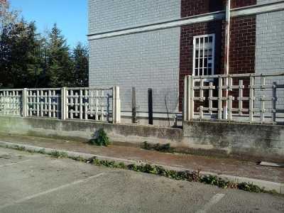 La recinzione del cortile � rotta